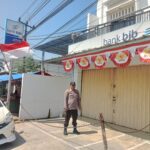Anggota Polsek Batujaya Kontrol Keamanan Bank BJB Unit Batujaya di siang hari