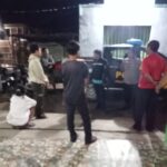 Anggota Polsek Batujaya Sambangi Masyarakat pada malam hari serta memberikan Arahan dan Himbauan Kamtibmas
