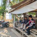 Anggota Sat Samapta Polres Karawang Polda Jabar sambangi Tukang Ojek Pangkalan pada Siang hari melalui Patroli Perintis