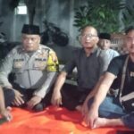Bhabinkamtibmas Desa Telukjambe Hadiri Tahlilan Alm Letkol (Purn) Tri Priyono Bin Subroto