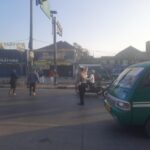 Unit Lantas Polsek Rancaekek pengaturan lalulintas serta bantu warga penyebranagan jalan pastikan kelancaran lalulintas