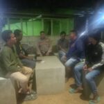 Anggota Polsek Batujaya Ngawangkong bersama Masyarakat pada malam hari serta memberikan Arahan dan Himbauan Kamtibmas