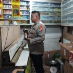 Anggota Polsek Batujaya laksanakan razia Minuman keras (Miras) di toko jamu pada malam hari melalui Giat Cipta Kondisi KRYD