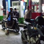 Anggota Polsek Batujaya Ciptakan Keamanan di SPBU Batujaya pada malam hari