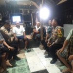 Patroli Dialogis Polsek Kotabaru Sambangi Warga yang Sedang Berjaga di Pos Ronda