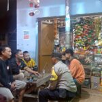 Bhabinkamtibmas Desa Langensari Polsek Solokanjeruk silaturahim dengan warga Desa Langensari  menyampaikankn Himbauan Kamtibmas