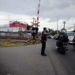 Unit Samapta Polsek Rancaekek laksanakan pengaturan lalu lintas pastikan kelancaran para pengguna jalan