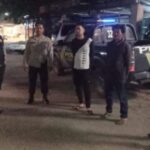 Anggota Patroli Polsek Jatisari Berikan Himbauan Kamtibmas Ke Juru Parkir Depan SPBU