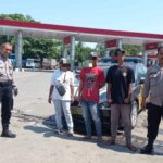 Anggota Patroli Polsek Jatisari Berikan Himbauan Kamtibmas Ke Juru Parkir Depan SPBU