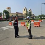 Anggota Sat Samapta Polres Karawang Polda Jabar Tingkatkan keamanan di Sumarecon karawang pada Siang hari