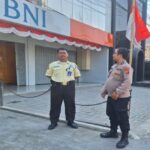 Unit Patroli Polsek Klari Sambang Bank BNI, Berikan Edukasi Kamtibmas