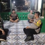 Cegah Gangguan Kamtibmas, Pak Bhabin Polsek Klari Sambang Pos Kamling