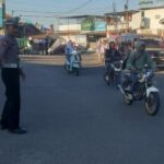 Anggota Lantas Polsek Pangalengan Laksanakan Pengaturan Lalu Lintas Rutinitas Pagi Hari