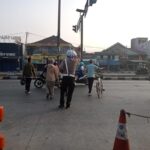 Unit Lantas Polsek Rancaekek pengaturan lalulintas serta bantu warga penyebranagan jalan pastikan keselamatan berlalulintas