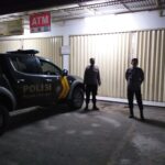 Anggota Polsek Tirtajaya Kontrol Keamanan Minimarket pada malam hari melalui Patroli Prekatnya