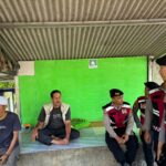 Anggota Sat Samapta Polres Karawang Polda Jabar sambangi Tukang Ojek Pangkalan pada Siang hari melalui Patroli Perintis