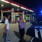 Kunjungi SPBU, Prekat Polsek Banyusari Berikan Rasa Aman