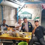 Bhabinkamtibmas Polsek Klari Berbaur Bersama Warga Di Poskamling Desa Anggadita