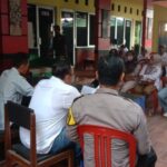 Bhabinkamtibmas Polsek Jatisari Hadiri Rapat Minggon Desa, Sampaikan Himbauan Kamtibmas