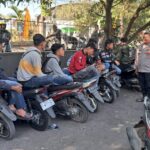 Bripka Dede Wawan, Bhabinkamtibmas Desa Cigentur Sampaikan Pesan Kamtibmas Kepada Para Pelajar