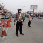 Pastikan keamanan berlalulintas, Unit Lantas Polsek Rancaekek Pengaturan lalu lintas dan bantu warga penyebranagn jalan