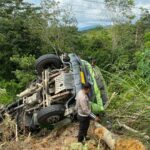 Diduga Akibat Jalanan Licin Mobil Truk Tangki Alami Kecelakaan di Sultan Daulat, Sat Lantas Polres Subulussalam Lakukan Olah TKP