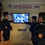 Anggota Sat Samapta Polres Karawang Polda Jabar Tingkatkan keamanan di pasar johar Karawang