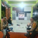 Bripka Roy Ronal Komara Sandi Bersama Warga Gelar Ronda di Pos Satkamling Komplek Margahayu