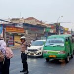 Berikan Pelayanan Prima, Anggota Lantas Polsek Cileunyi bantu Penyebrangan Anak Sekolah
