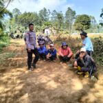 Jalin Kedekatan Dengan Masyarakat, Bhabinkamtibmas Desa Loa Sambangi Warga