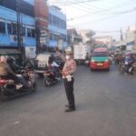 Unit Lantas Polsek Rancaekek pengaturan lalulintas serta bantu warga penyebranagan jalan