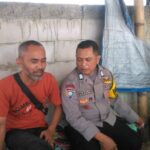 Bhabinkamtibmas Polsek Baleendah Berbincang Dengan Warga Sampaikan Imbauan Kamtibmas