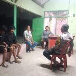 Polres Karawang, Bhabinkamtibmas Aipda Sunartoyo Ngawangkong Bersama Masyarakat Pada Wilayah Desa Parungmulya