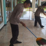 Bhabinkamtibmas Polsek Cibuaya Bakti Sosial membersihkan Masjid Nurul-Huda