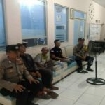 Polsek Rengasdengklok Giat Patroli Sekaligus Ngawangkong Bersama Petugas Piket Ronda
