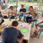 Bhabinkamtibmas Sapa Masyarakat, saat Giat Sambang di Desa Pinayungan