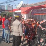 Bhabinkamtibmas Desa Dayeuhkolot Bersama Babinsa Lakukan Pengamanan Jalan Santai HUT RI ke-79,