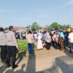 Anggota Polsek Tirtajaya melaksanakan Pengamanan Babak Grand Final Turnamen Sepakbola Kades Cup Desa Pisangsambo 2024