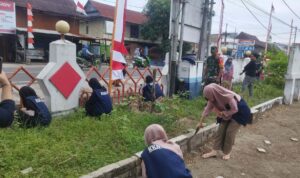 Gotong Royong Bersihkan Baranti