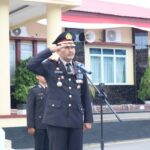 Wakapolres Berdiri Tegap di Bawah Sang Saka