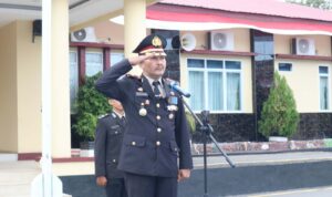 Wakapolres Berdiri Tegap di Bawah Sang Saka
