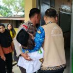 Aksi Bhabinkamtibmas: Sigap Bantu Pengibar Bendera yang Tumbang