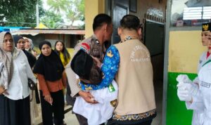 Aksi Bhabinkamtibmas: Sigap Bantu Pengibar Bendera yang Tumbang
