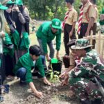 Babinsa & Mahasiswa KKN Hijaukan Ulu Ale