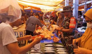 Babinsa Jaga Harga, Warga Tenang!