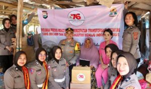 Kapolres Fantry & Ny. Dian: Berbagi di HUT Polwan