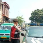 Bantu Urai Kemacetan Siang Hari Personel QR Unit Samapta Polsek Andir Lakukan Pengaturan dan Rekayasa Lalulintas