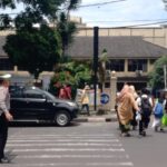 Tingkatkan Yanmas Sore, Unit Lantas Polsek Sukajadi, Bantu Penyebrangan jalan Kepada Warga Masyarakat di Lokasi Titik Kerawanan