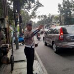 Demi kenyamanan berkendara Unit Lantas Polsek Lengkong laksanakan pelayanan masyarakat dan pengaturan arus lalu lintas.