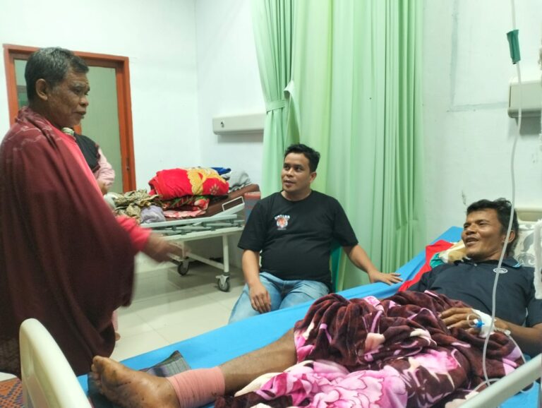 Defri Siregar Jenguk pasien di RSUD Sipirok